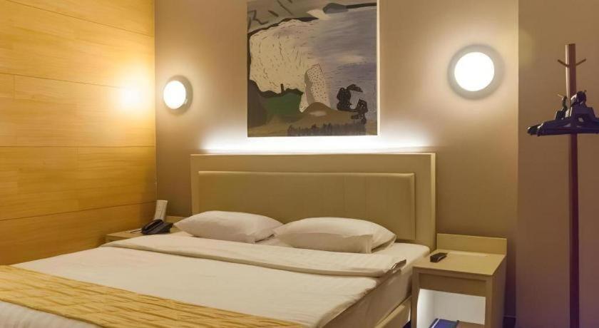 Gajahmada Avara Boutique Hotel Pontianak Exterior photo